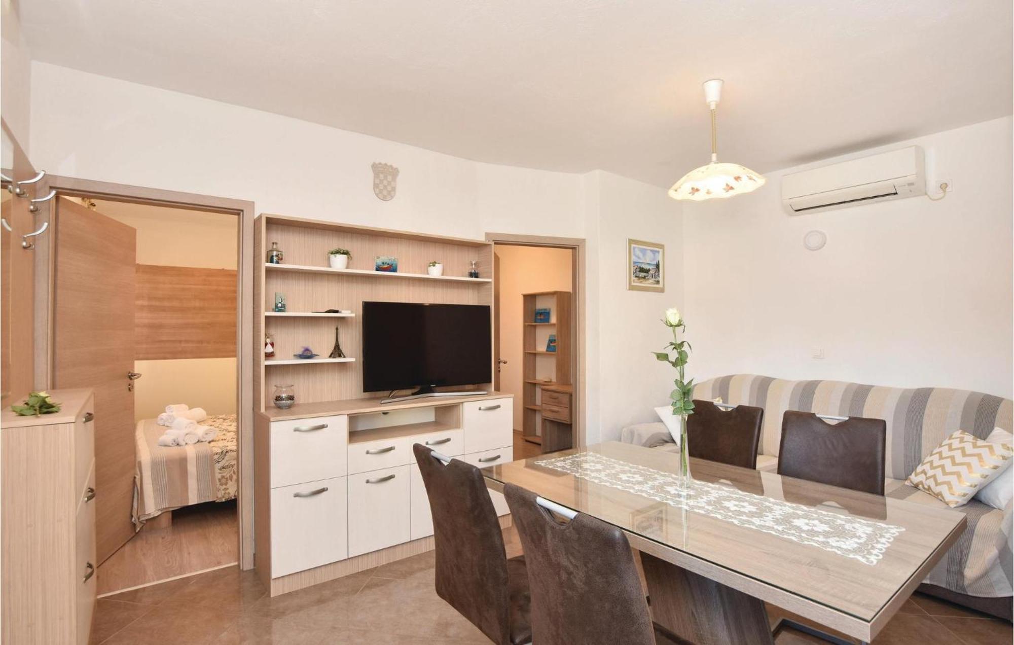 Lovely Home In Split With Jacuzzi 外观 照片