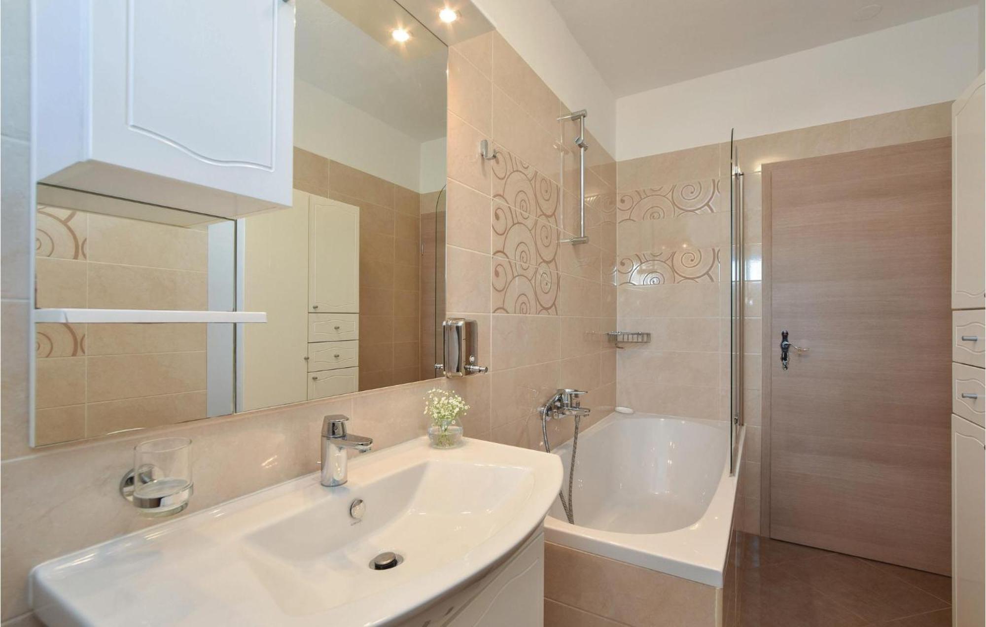 Lovely Home In Split With Jacuzzi 外观 照片