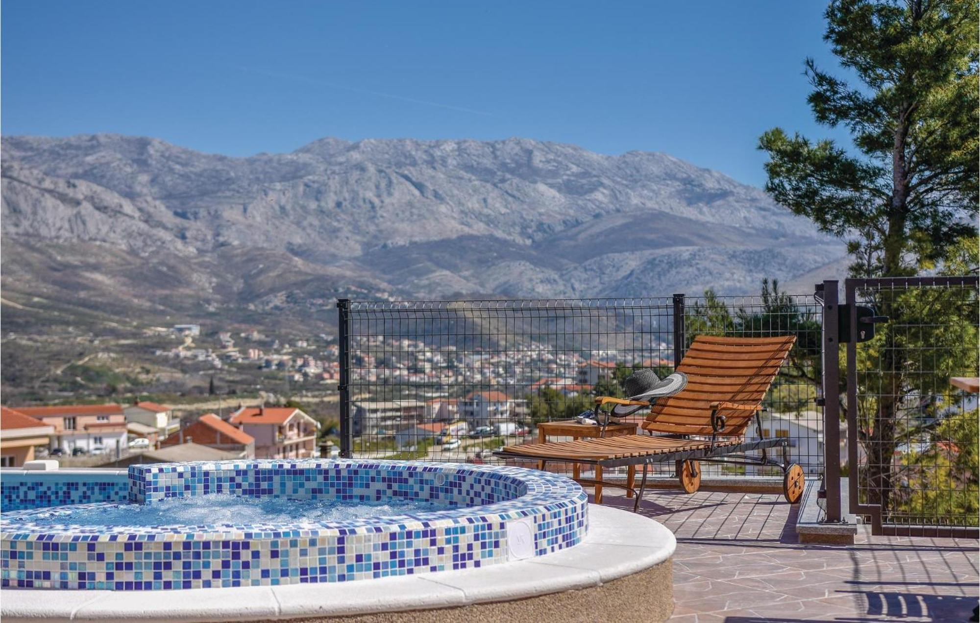 Lovely Home In Split With Jacuzzi 外观 照片