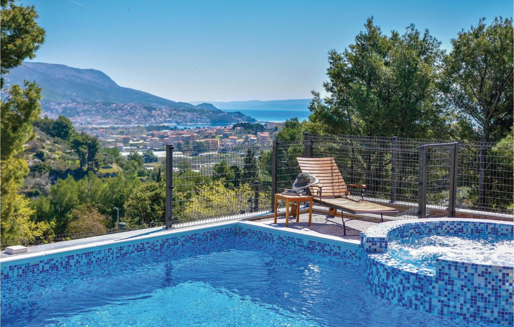 Lovely Home In Split With Jacuzzi 外观 照片