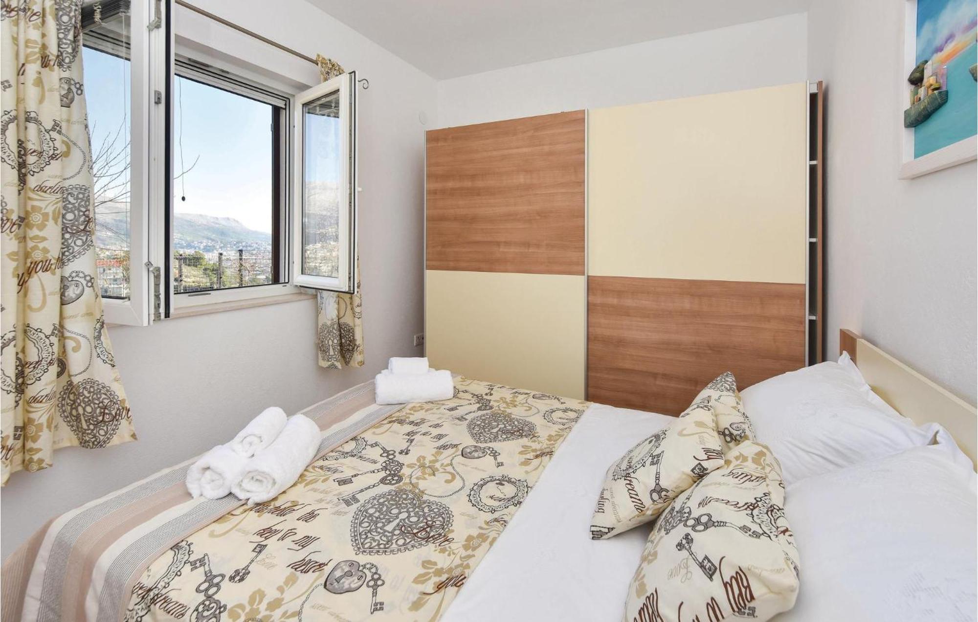 Lovely Home In Split With Jacuzzi 外观 照片